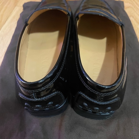 Authentic Tod’s women’s black enamel shoes. - Picture 4 of 5